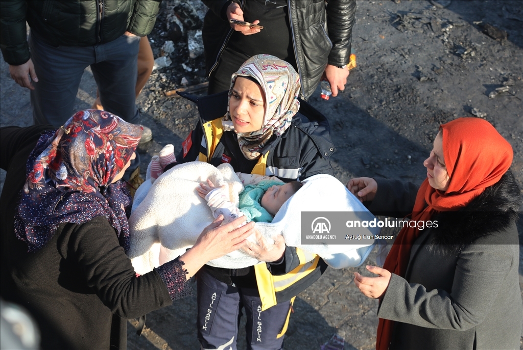 Baby and her mother rescued under rubble after 29 hours of 7.7 magnitude