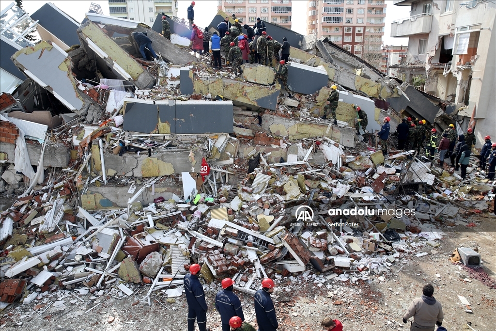 سربازان آذربایجانی به تیم‌های امداد و نجات در قهرمان‌مارش پیوستند 