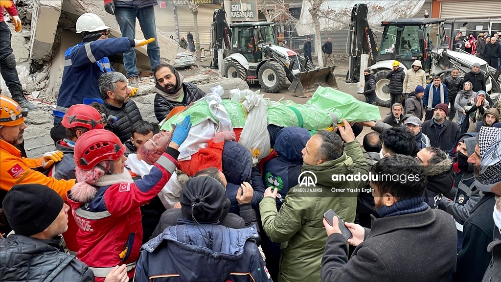 Diyarbakır'da yıkılan binanın enkazından 28 saat sonra bir kadın kurtarıldı