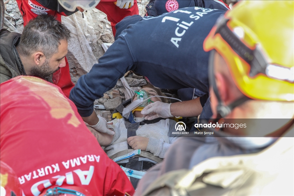 یک زن در استان ختای پس از 34 ساعت از زیر آوار زلزله نجات یافت