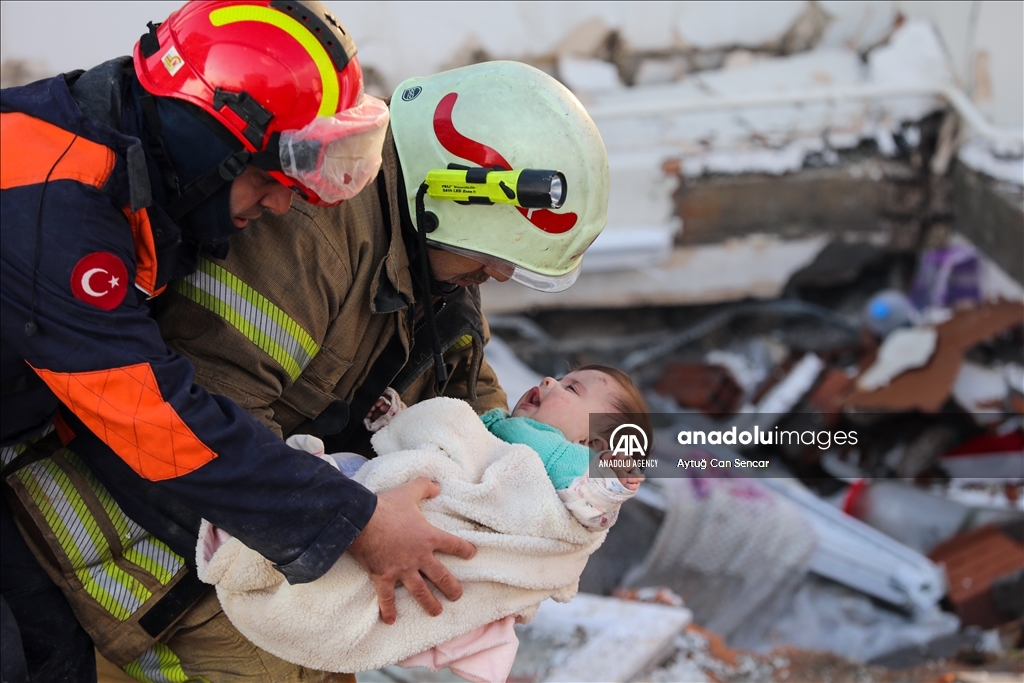 Baby and her mother rescued under rubble after 29 hours of 7.7 magnitude