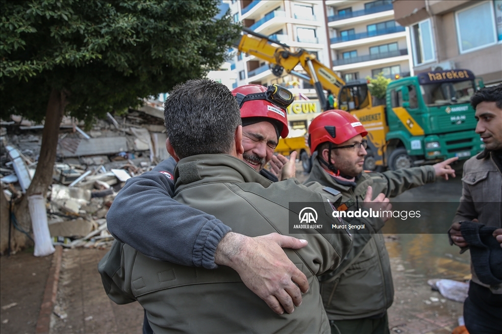 یک زن در استان ختای پس از 34 ساعت از زیر آوار زلزله نجات یافت