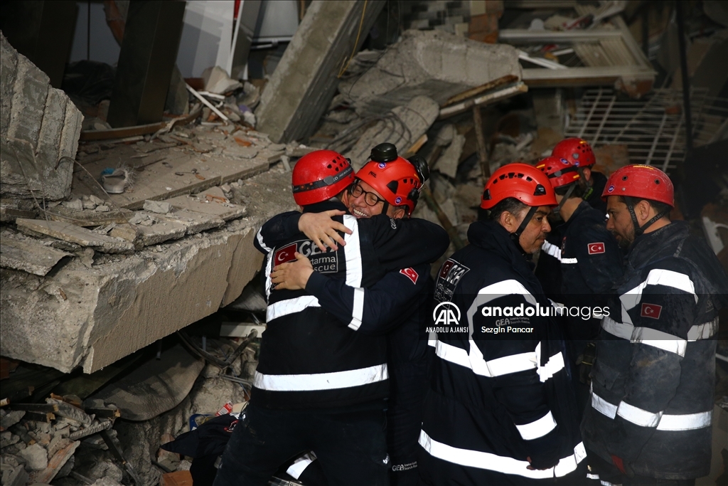 Hatay'da yıkılan binaların enkazından 1'i çocuk 4 kişi kurtarıldı