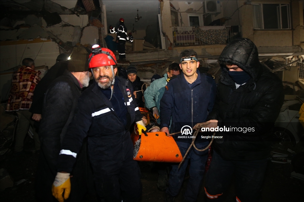 hatay-da-y-k-lan-binalarda-arama-kurtarma-al-malar-s-r-yor-anadolu