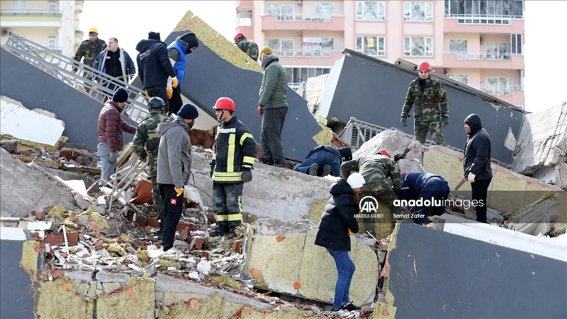 سربازان آذربایجانی به تیم‌های امداد و نجات در قهرمان‌مارش پیوستند 