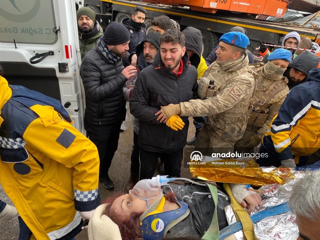 Diyarbakır'da yıkılan binanın enkazından yaklaşık 31 saat sonra 1 kadın kurtarıldı