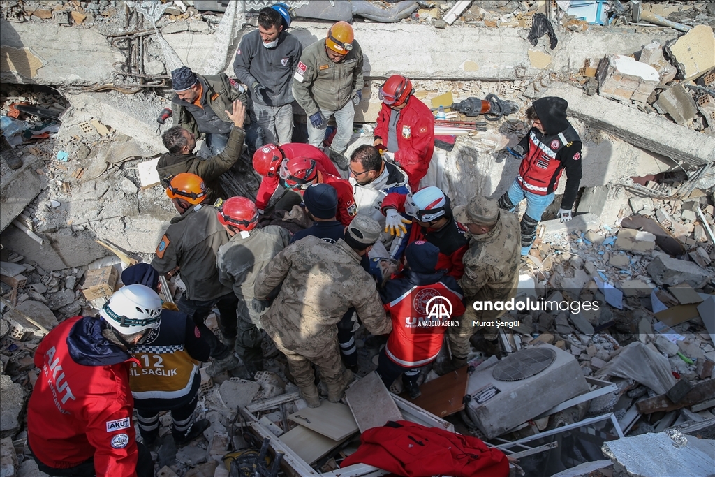 یک زن در استان ختای پس از 34 ساعت از زیر آوار زلزله نجات یافت