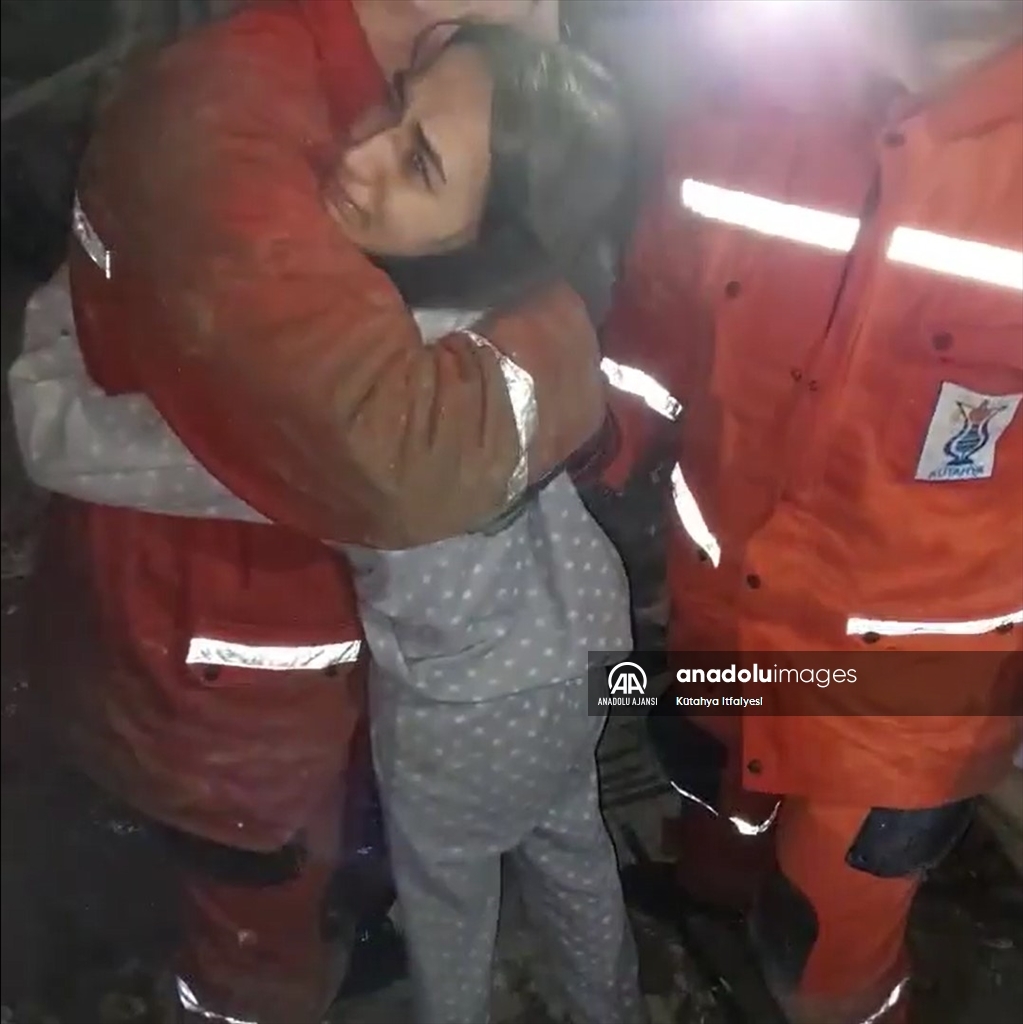 Hatay'da enkaz altında kalan 16 yaşındaki kız kurtarıldı