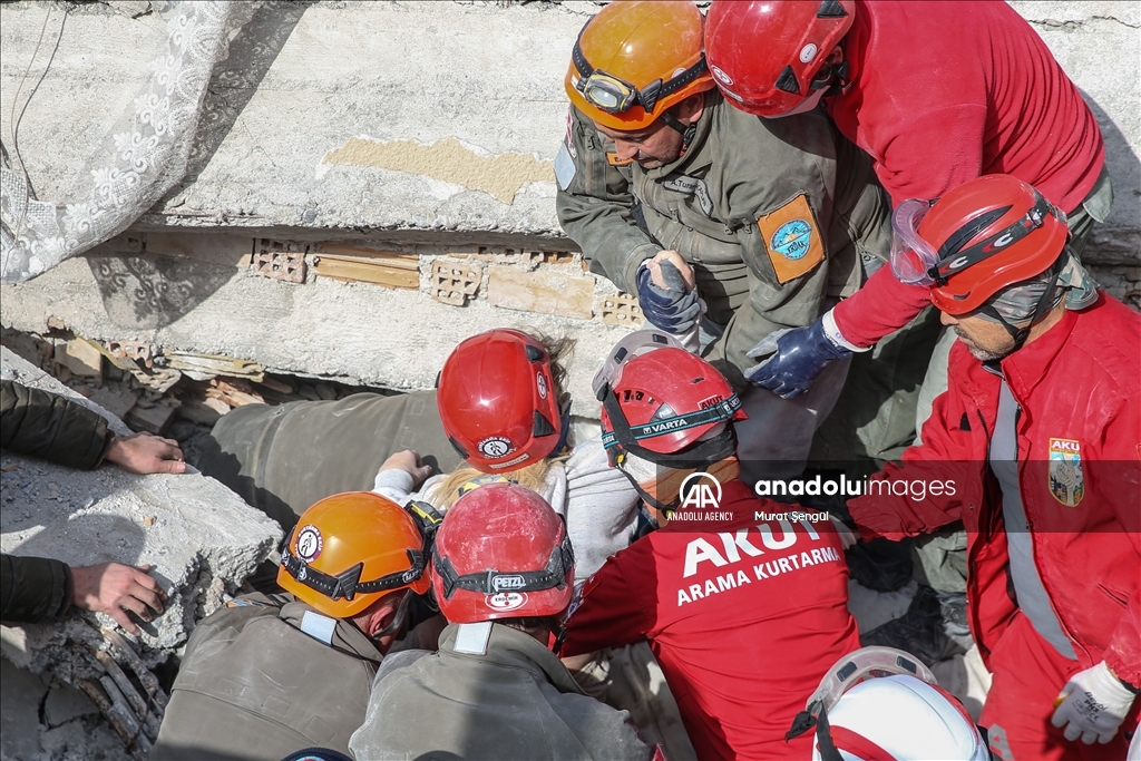 یک زن در استان ختای پس از 34 ساعت از زیر آوار زلزله نجات یافت