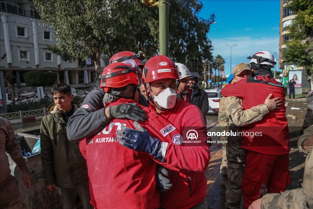 یک زن در استان ختای پس از 34 ساعت از زیر آوار زلزله نجات یافت