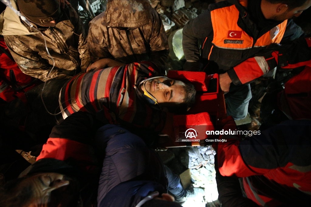 Osmaniye'de depremde yıkılan bir binanın enkazından 26 saat sonra bir kişi kurtarıldı