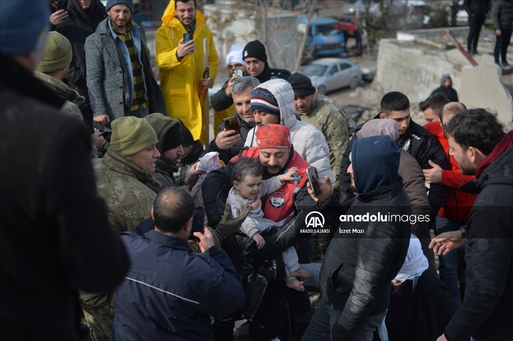 Kahramanmaraş'ta depremden 31 saat sonra 15 aylık bebek enkazdan çıkarıldı