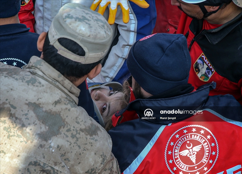 یک زن در استان ختای پس از 34 ساعت از زیر آوار زلزله نجات یافت