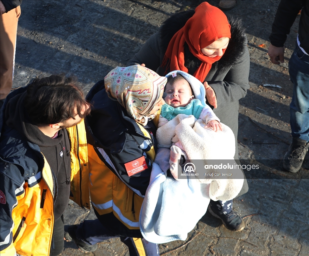 Baby and her mother rescued under rubble after 29 hours of 7.7 magnitude