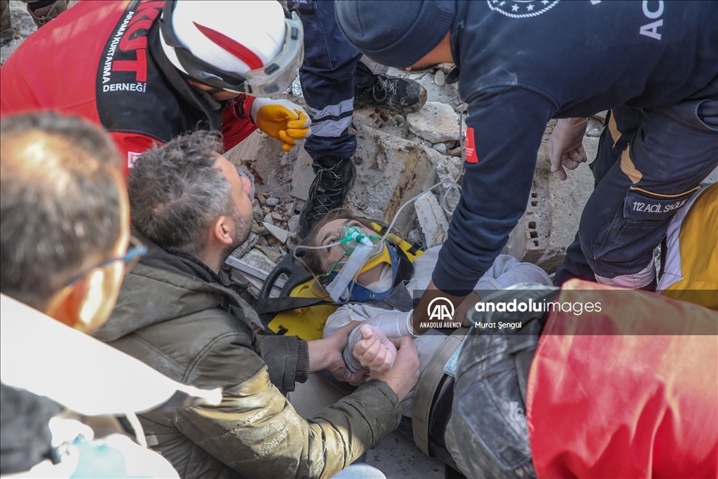 یک زن در استان ختای پس از 34 ساعت از زیر آوار زلزله نجات یافت