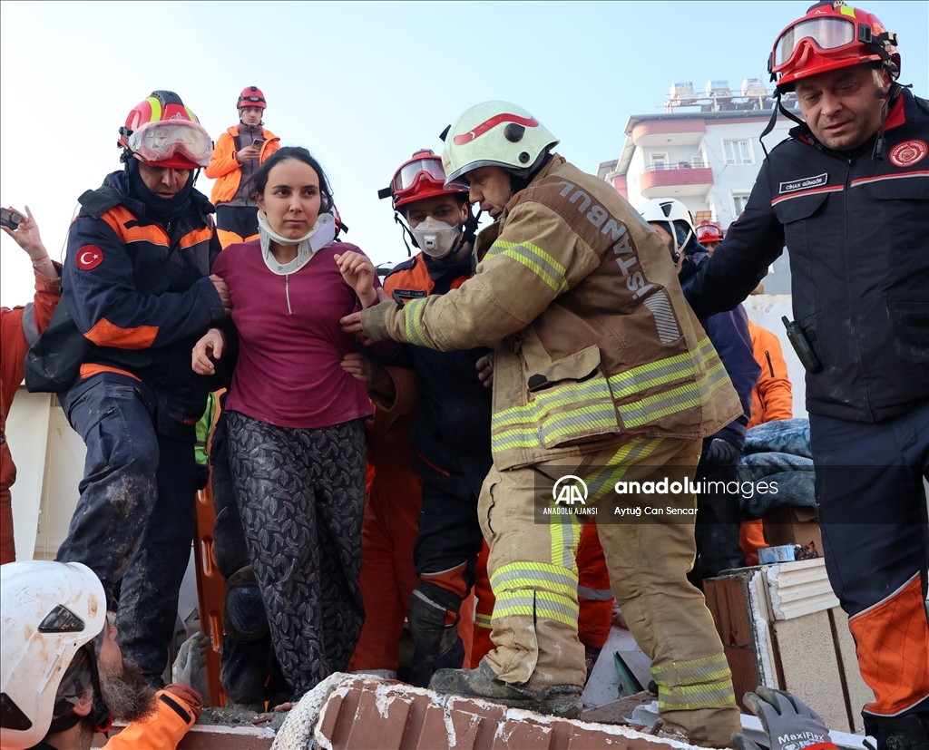 Hatay'da anne ve bebeği depremden 29 saat sonra enkazdan sağ çıkarıldı