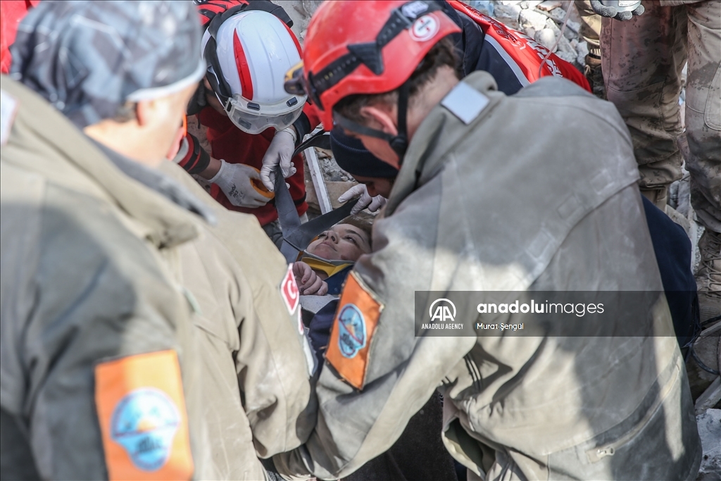 یک زن در استان ختای پس از 34 ساعت از زیر آوار زلزله نجات یافت