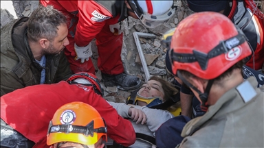 یک زن در استان ختای پس از 34 ساعت از زیر آوار زلزله نجات یافت