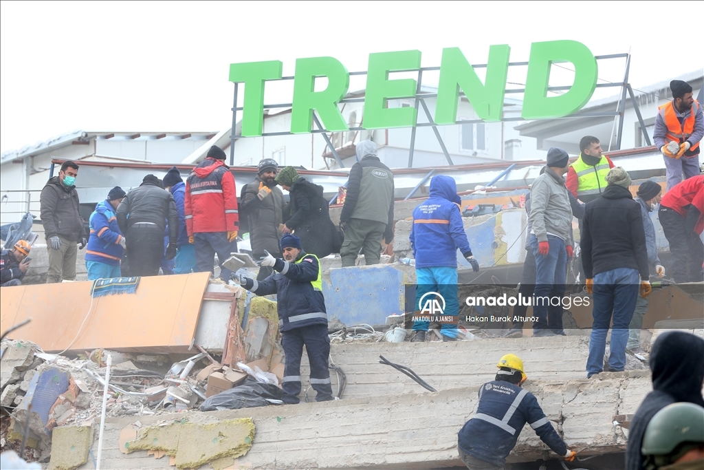 Malatya'da yıkılan binalarda arama kurtarma çalışmaları sürüyor