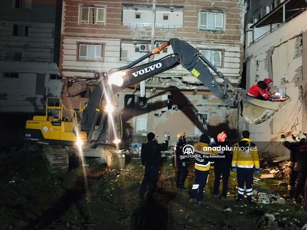 Nurdağı'nda depremden 47 saat sonra bir kişi enkazdan kurtarıldı