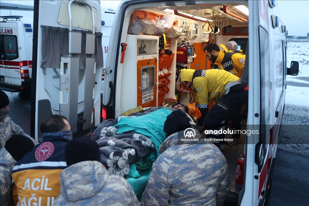 Depremde yaralanan 31 kişi TSK'nın kargo uçağıyla İstanbul'a getirildi