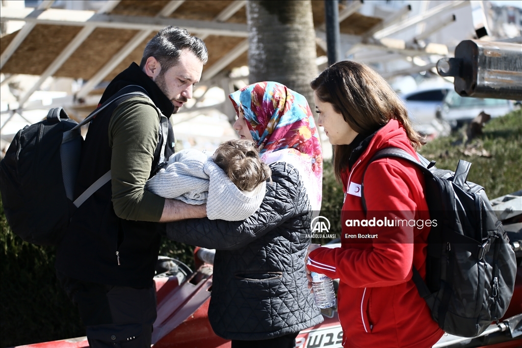 İsviçre'den gelen yardım gönüllüsü Hatay'da 3 yaşındaki depremzede çocuğu sakinleştirdi