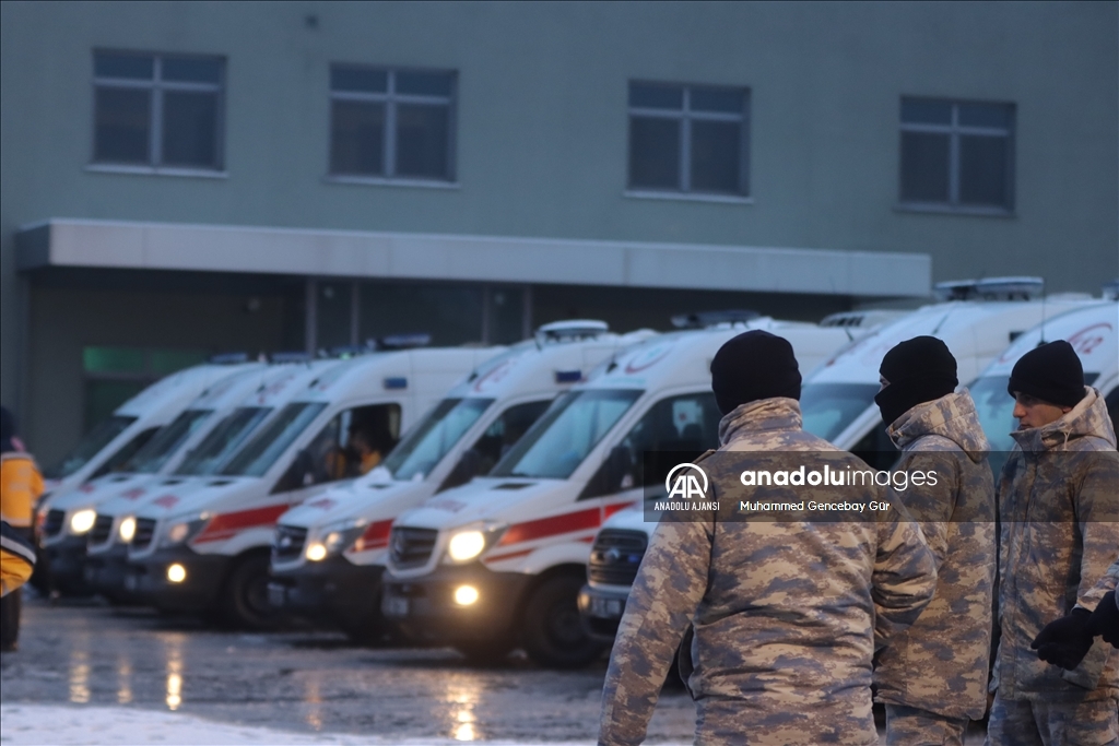 Depremde yaralanan 31 kişi TSK’nın kargo uçağıyla İstanbul’a getirildi.