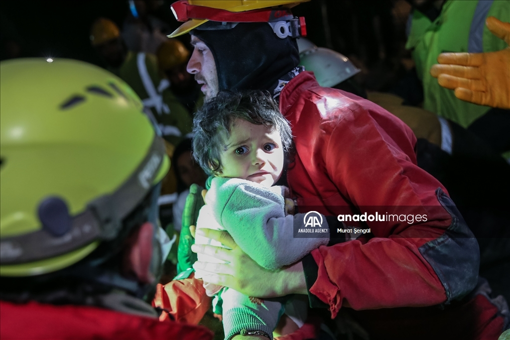 Rescatan a bebé después de más de 40 horas bajo los escombros en terremoto en Siria