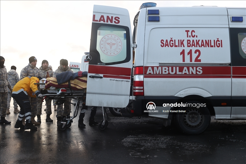 Depremde yaralanan 31 kişi TSK'nın kargo uçağıyla İstanbul'a getirildi