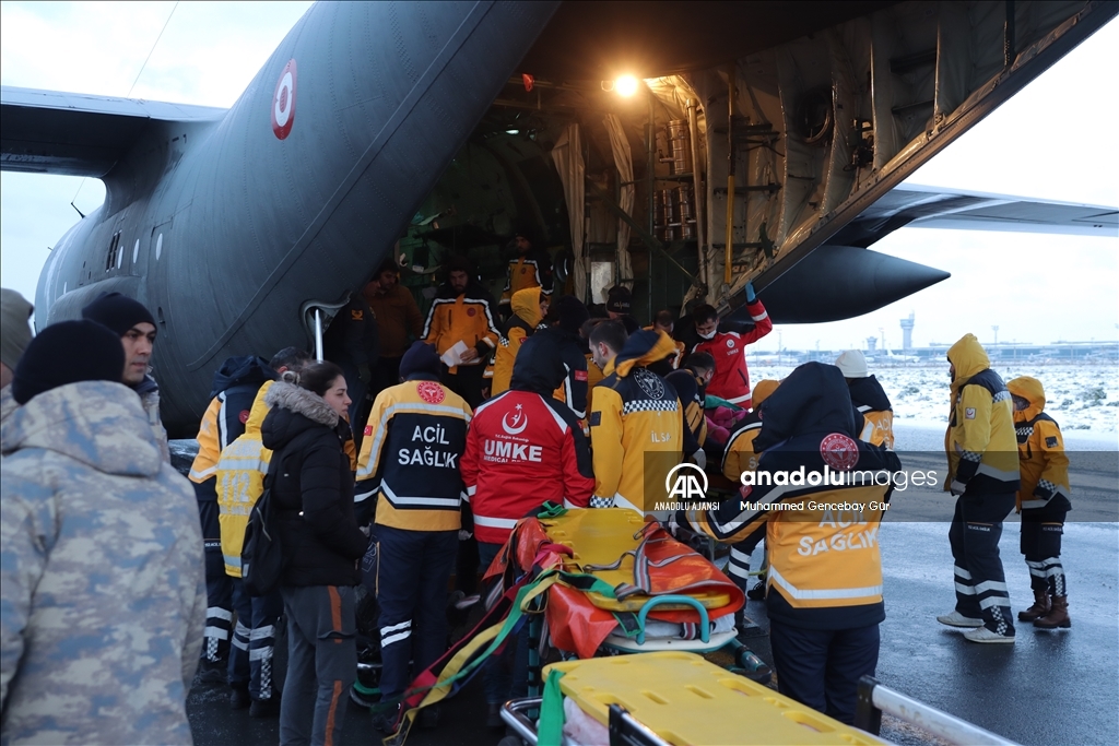 Depremde yaralanan 31 kişi TSK’nın kargo uçağıyla İstanbul’a getirildi.