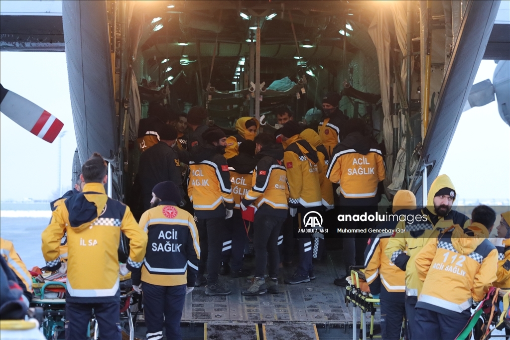 Depremde yaralanan 31 kişi TSK’nın kargo uçağıyla İstanbul’a getirildi.