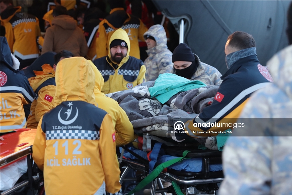 Depremde yaralanan 31 kişi TSK’nın kargo uçağıyla İstanbul’a getirildi.