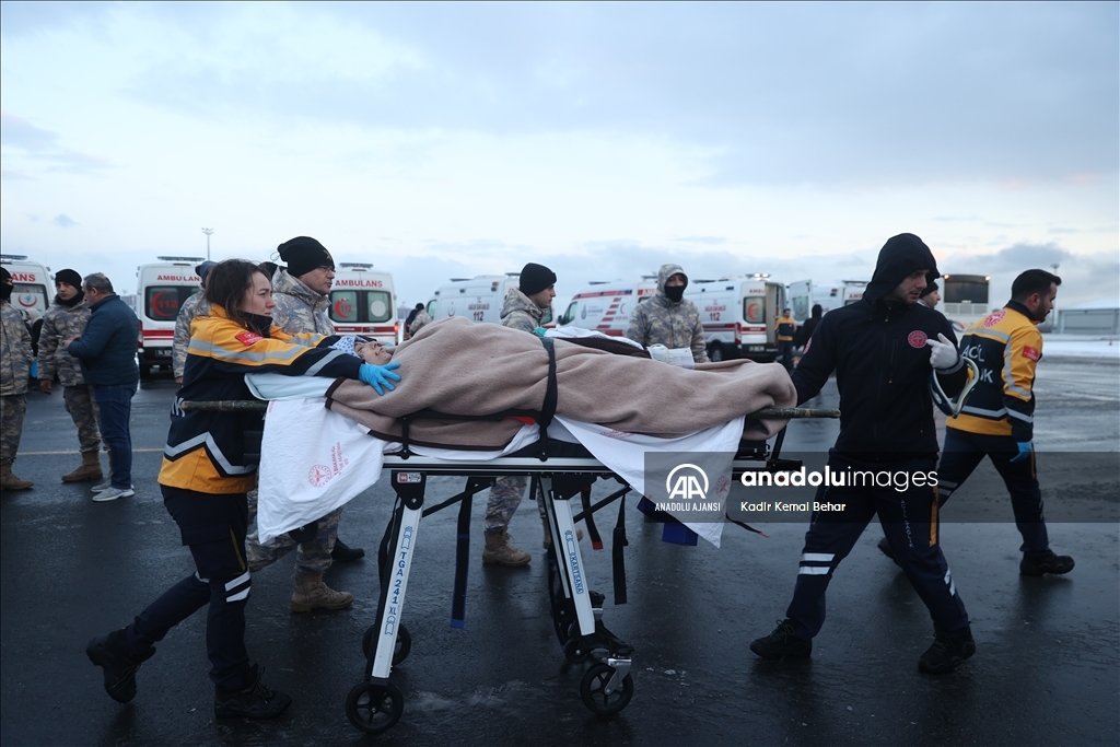 Depremde yaralanan 31 kişi TSK'nın kargo uçağıyla İstanbul'a getirildi