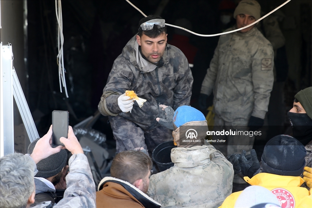 Kahramanmaraş'ta yıkılan binanın enkazından 58 saat sonra bir çocuk kurtarıldı