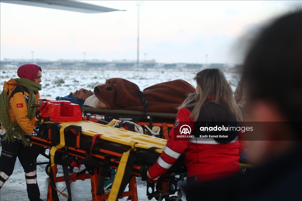 Depremde yaralanan 31 kişi TSK'nın kargo uçağıyla İstanbul'a getirildi