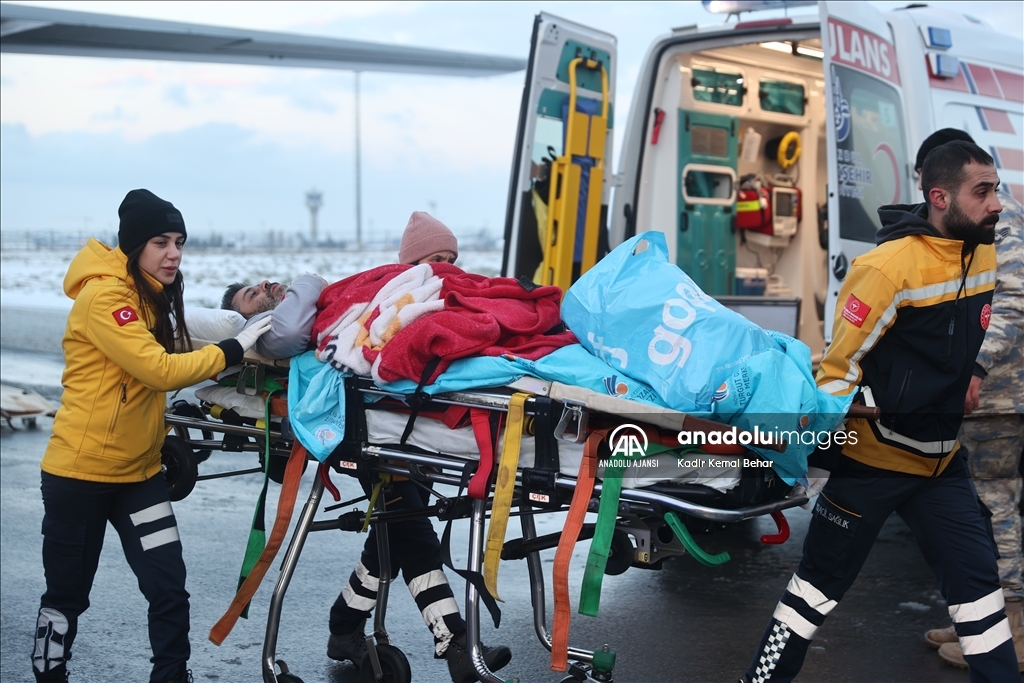 Depremde yaralanan 31 kişi TSK'nın kargo uçağıyla İstanbul'a getirildi