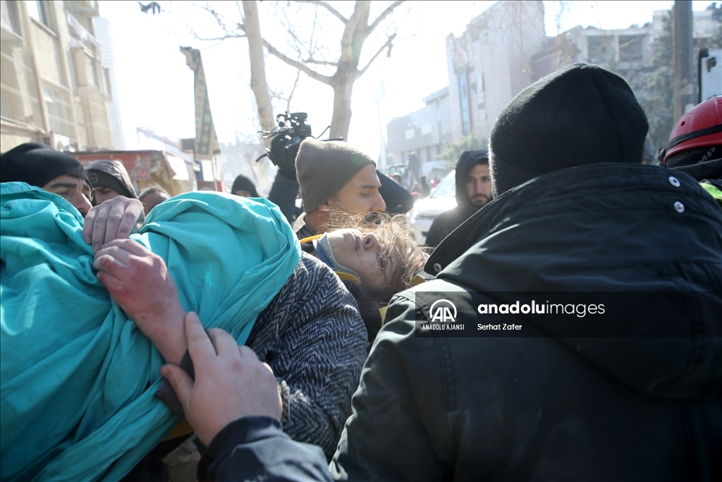 Kahramanmaraş'ta yıkılan binanın enkazından 58 saat sonra bir çocuk kurtarıldı