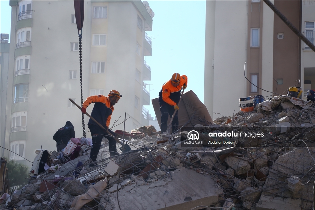 Adana'da yıkılan binalarda arama kurtarma çalışmaları sürüyor