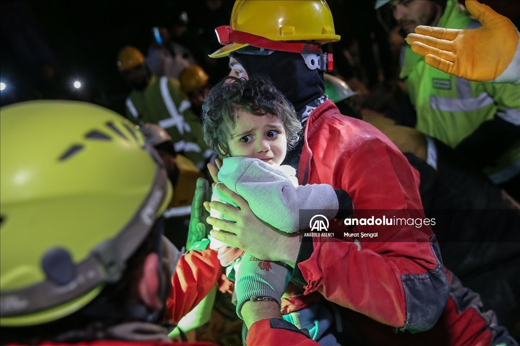 Rescatan a bebé después de más de 40 horas bajo los escombros en terremoto en Siria