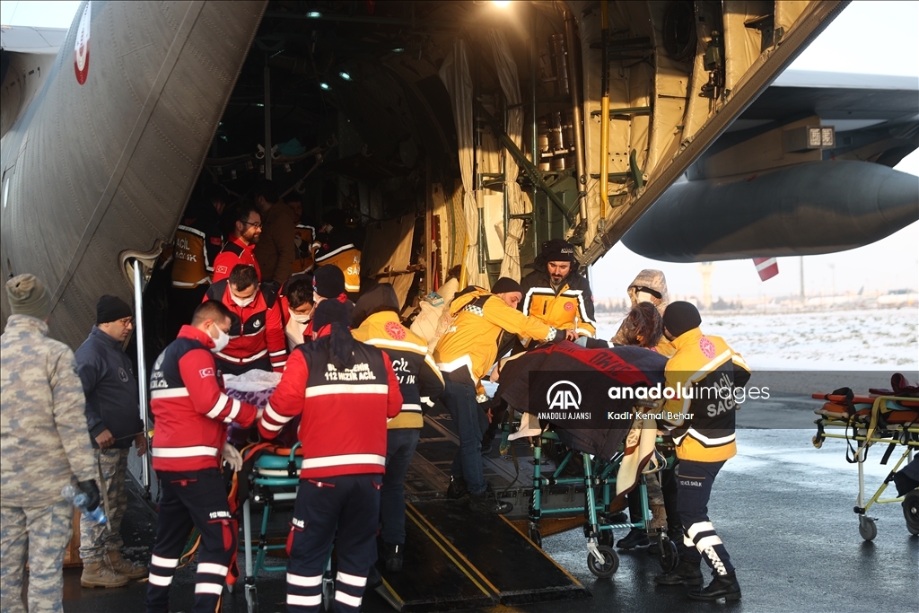 Depremde yaralanan 31 kişi TSK'nın kargo uçağıyla İstanbul'a getirildi