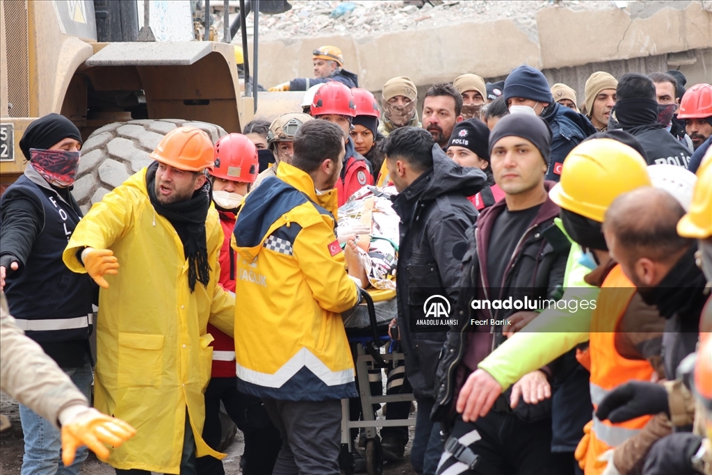 Diyarbakır'da yıkılan binanın enkazından 56 saat sonra bir kadın kurtarıldı