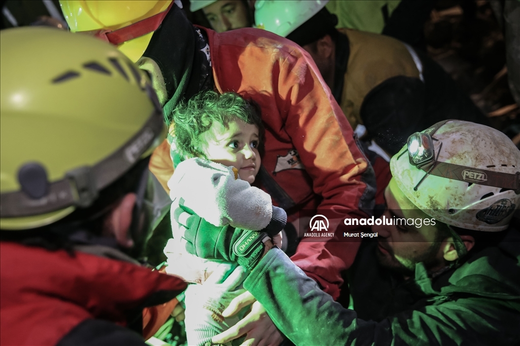 Rescatan a bebé después de más de 40 horas bajo los escombros en terremoto en Siria