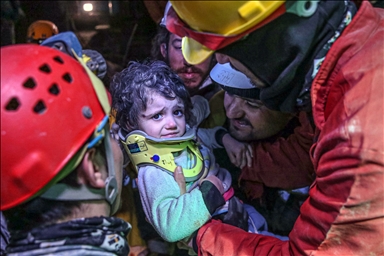 Rescatan a bebé que nació bajo los escombros en terremoto en Siria
