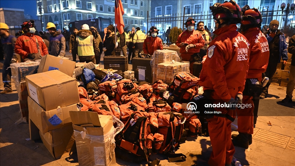 Adıyaman'da arama kurtarma ekiplerinin zorlu çalışmaları gece de devam ediyor