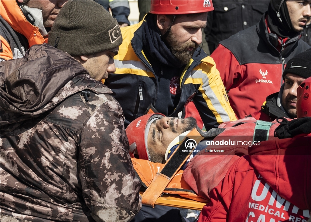 Kahramanmaraş'ta enkaz altında kalan baba ve kızı 79 saat sonra kurtarıldı