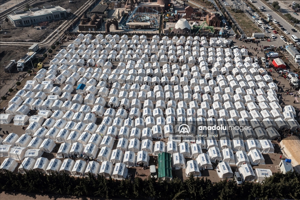 Osmaniye’deki depremzedeler kurulan çadır kentte yaşamlarını sürdürüyor