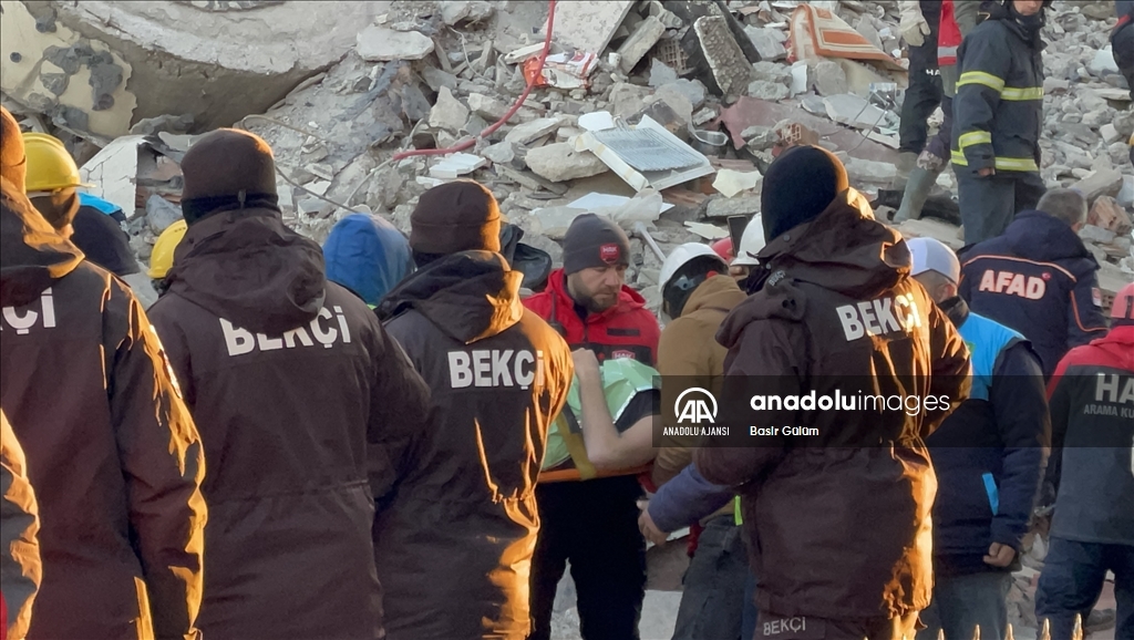 Gaziantep'te 3 kişi depremden 76 saat sonra enkazdan kurtarıldı