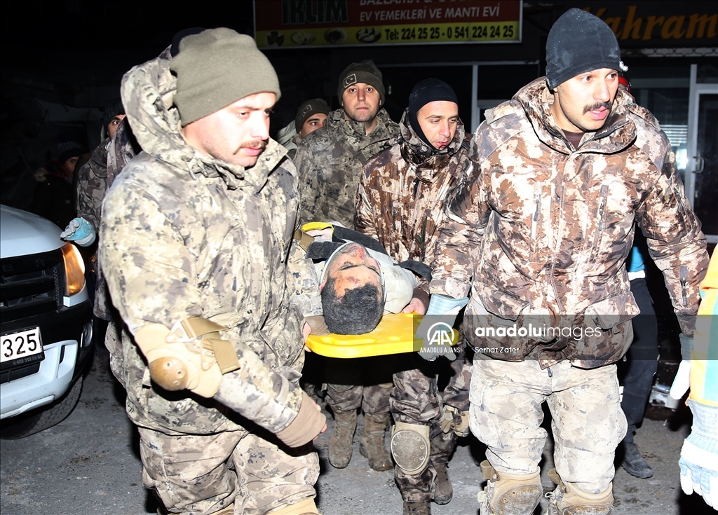 Kahramanmaraş'ta 49 yaşındaki kişi, depremden 70 saat sonra enkazdan kurtarıldı