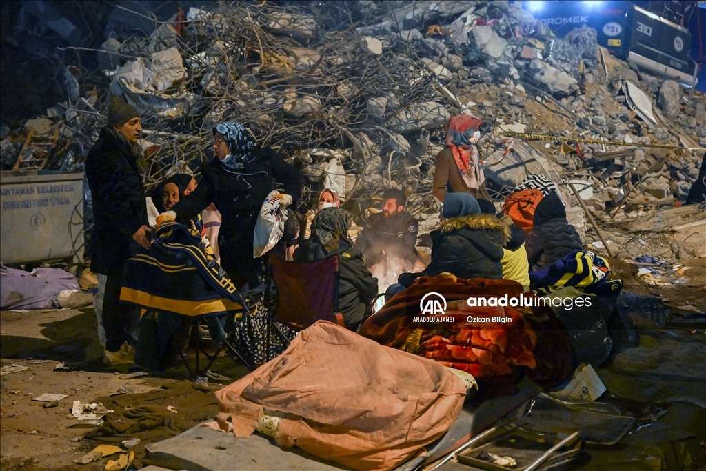 Adıyaman'da arama kurtarma ekiplerinin zorlu çalışmaları gece de devam ediyor