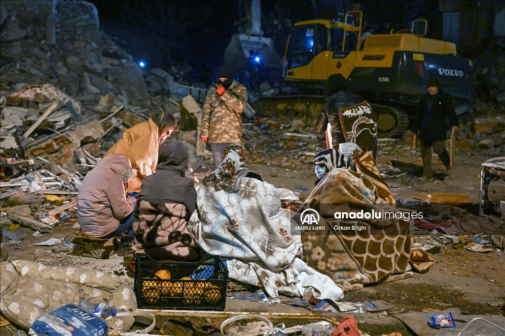 Adıyaman'da arama kurtarma ekiplerinin zorlu çalışmaları gece de devam ediyor